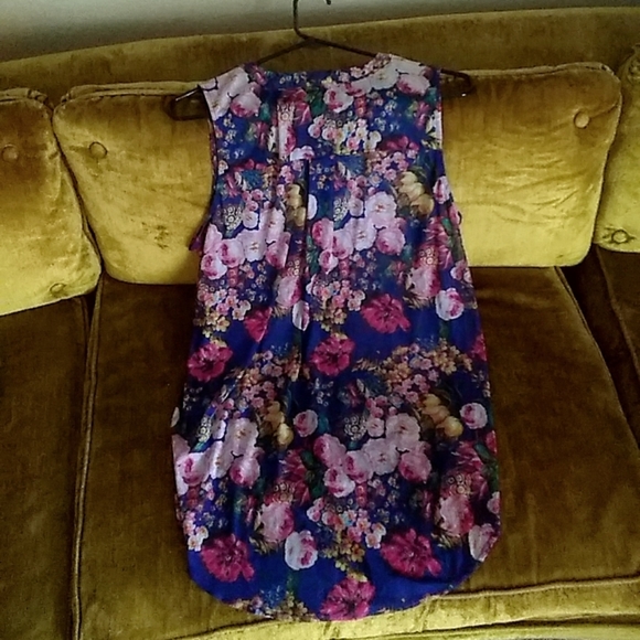 Sleeveless flower blouse - Picture 2 of 3